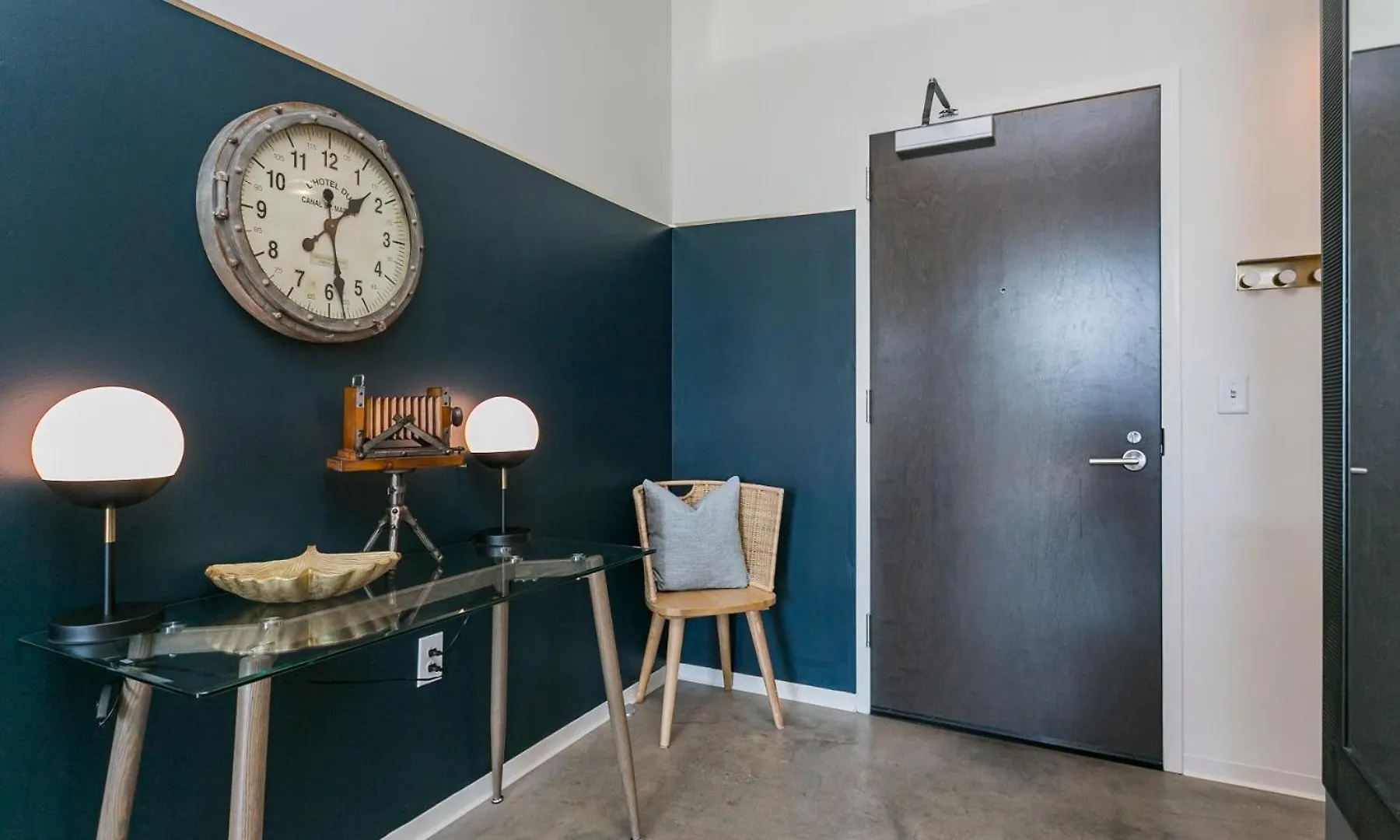 5M306- Mid Century Modern Condo Nashville 0*,